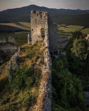 János Vadon Instagram - Nemsokára vadiúj részekkel újra látható lesz a Spektrumon a Várfoglalók, de a stábunk addig sem lazsál, hanem gőzerővel készítjük a műsor szlovák verzióját! 😊 A forgatások kapcsán pedig rengeteg csodálatos helyre jutunk el, ez a néhány kép talán picit visszaad a hangulatukból... 🏰❤️🤗
#vadonjani #vadonjanos #várfoglalók #spektrum #reklám #fjällräven #zayugroc #ghymes #staryhrad #zsolnalitva #sztrecsény #felvidekivarak #vármentés #castlemania @filmdzsungel 📸: @szabgab @tothzsoltmarcell