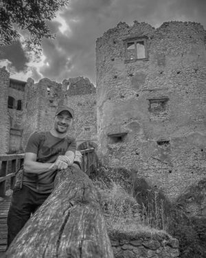 János Vadon Instagram - Nemsokára vadiúj részekkel újra látható lesz a Spektrumon a Várfoglalók, de a stábunk addig sem lazsál, hanem gőzerővel készítjük a műsor szlovák verzióját! 😊 A forgatások kapcsán pedig rengeteg csodálatos helyre jutunk el, ez a néhány kép talán picit visszaad a hangulatukból... 🏰❤️🤗
#vadonjani #vadonjanos #várfoglalók #spektrum #reklám #fjällräven #zayugroc #ghymes #staryhrad #zsolnalitva #sztrecsény #felvidekivarak #vármentés #castlemania @filmdzsungel 📸: @szabgab @tothzsoltmarcell