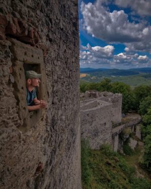 János Vadon Instagram - Nemsokára vadiúj részekkel újra látható lesz a Spektrumon a Várfoglalók, de a stábunk addig sem lazsál, hanem gőzerővel készítjük a műsor szlovák verzióját! 😊 A forgatások kapcsán pedig rengeteg csodálatos helyre jutunk el, ez a néhány kép talán picit visszaad a hangulatukból... 🏰❤️🤗
#vadonjani #vadonjanos #várfoglalók #spektrum #reklám #fjällräven #zayugroc #ghymes #staryhrad #zsolnalitva #sztrecsény #felvidekivarak #vármentés #castlemania @filmdzsungel 📸: @szabgab @tothzsoltmarcell