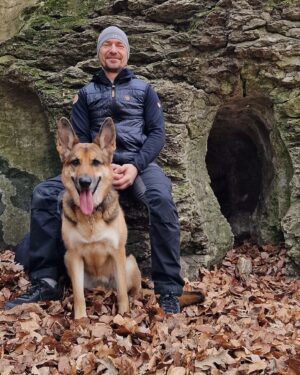 János Vadon Instagram - Voltunk pár napot a Bakonyban, ami minden évszakban más arcát mutatja és mindig tartogat számunkra új élményeket! 🌿☀️🍂❄️ Évek óta visszajárunk, de nem tudjuk megunni, egyszerűen imádjuk! 💯💚🐶👩🏻‍🦰👩‍🦲
#vadonjani #vadonjanos #ilovebakony #likaskő #pápalátókő #szépalmapuszta #kutyavalturazunk @szepalma_hotel_menesbirtok @fruskatiruska