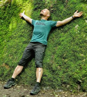 János Vadon Instagram - Hegykői "bázisunkról" kiindulva az elmúlt napokban sok szép helyen túráztunk, festői várromokban, gyönyörű szurdokokban, meredek sziklákon és zöldelő erdőkben... 🏰🏞⛰️🌳 Mondhatnám, hogy csak a szokásos program, de a szépséghez nem lehet hozzászokni és betelni sem vele, újra és újra át kell élni! 💚🤗
#vadonjani #vadonjanos #kutyávaltúrázunk #seebensteincastle #johannesbachklamm #várrom #szurdok @fruskatiruska @tornacos.lifestyle.hotel