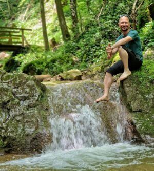 János Vadon Instagram - Hegykői "bázisunkról" kiindulva az elmúlt napokban sok szép helyen túráztunk, festői várromokban, gyönyörű szurdokokban, meredek sziklákon és zöldelő erdőkben... 🏰🏞⛰️🌳 Mondhatnám, hogy csak a szokásos program, de a szépséghez nem lehet hozzászokni és betelni sem vele, újra és újra át kell élni! 💚🤗
#vadonjani #vadonjanos #kutyávaltúrázunk #seebensteincastle #johannesbachklamm #várrom #szurdok @fruskatiruska @tornacos.lifestyle.hotel