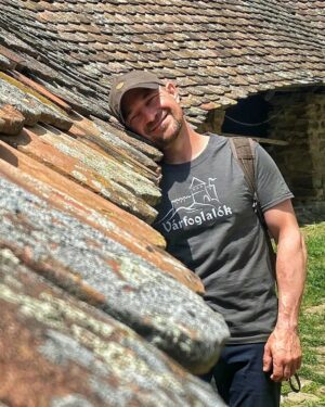 János Vadon Instagram - Az elmúlt napokban ismét felejthetetlen élményekkel gazdagodtam, mert támogatóinknak és barátainknak hála, újabb csodálatos erdélyi helyszíneken forgathatott a Várfoglalók stáb! 💙💛💙🏰😊 A végeredményt szeptembertől lehet majd látni a Spektrumon! 📺😉 Addig is itt van ez a pár fotó ízelítőnek... 🤗
#vadonjani #vadonjanos #spektrum #várfoglalók #reklám #fjällräven #csodálatoserdély #vajdahunyad #szászfehéregyháza #szászkeresztúr @filmdzsungel @clb_alkusz 📸: @szabgab