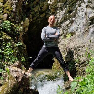 János Vadon Instagram - A sok esőnek köszönhetően a Bükk elképesztően szép arcát mutatta az elmúlt napokban! 🌧🌳⛰️🤗 Még az Imó-kői időszakos karsztforrásból is dőlt a víz, a Lillafüredi vízesésről nem is beszélve! 💦💜 Ehhez jött még hozzá a gyönyörű idő! ☀️ Szóval tökéletes hétvége volt! 💯👍😊
#vadonjani #vadonjanos #kutyávaltúrázunk  #iloveborsod #lillafüredivízesés #lillafüred #bükk #imókő #karsztforrás #vízesés @fruskatiruska
