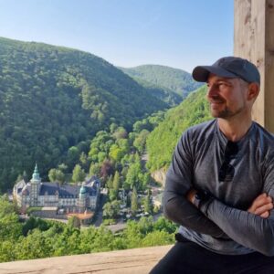 János Vadon Instagram - A sok esőnek köszönhetően a Bükk elképesztően szép arcát mutatta az elmúlt napokban! 🌧🌳⛰️🤗 Még az Imó-kői időszakos karsztforrásból is dőlt a víz, a Lillafüredi vízesésről nem is beszélve! 💦💜 Ehhez jött még hozzá a gyönyörű idő! ☀️ Szóval tökéletes hétvége volt! 💯👍😊
#vadonjani #vadonjanos #kutyávaltúrázunk  #iloveborsod #lillafüredivízesés #lillafüred #bükk #imókő #karsztforrás #vízesés @fruskatiruska