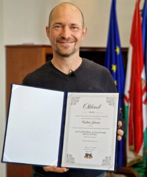 János Vadon Instagram - Nem nagyon szoktam büszkélkedni a díjaimmal (talán mert nem nagyon kapok... 🤣), de ma abban a megtiszteltetésben volt részem, hogy átvehettem a "Pestszentlőrinc-Pestszentimre Kerületért Díjat"! 😊 Én világéletemben "lőrinci" voltam, ezer szállal kötődöm a kerülethez, itt született a lányom és itt nyugszanak a szüleim is, ez a hely 54 éve az otthonom! ✊️ Úgyhogy nagyon köszönöm Mindenkinek, aki méltónak tartott az elismerésre és szívből gratulálok a többi díjazottnak is! 🙏❤️
#vadonjani #vadonjanos #büszkevagyok