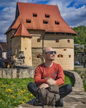 János Vadon Instagram - Köszönöm, jól vagyok! Nagyon jól! 🥾🏰🎬❤️😊
#vadonjani #vadonjanos #szlovákia #bártfa #világörökség #forgatás #kerekavilág 📸: @szabgab