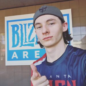 Jared Gilmore Instagram - Hanging out at @overwatchleague ... it’s high noon and time to hand out some exclusive @atlreign gear ... let’s go doods, team signing and other epic stuff #LetItReign ... it’s team day!