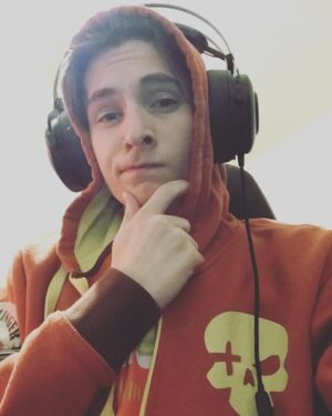 Jared Gilmore Instagram - @playoverwatch or @critical_role tis the question this fine evening’ ... I mean I could do both? Side note I need to get my hands on some @atlreign gear #goodtimesandplanningworlddomination