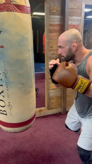 Jared Gordon Instagram - @everlast boxing holding me down with some new gear. After wrist surgery I can only use my lead hand but I can stillll stick and moooveee😎😂
.
.
.
#boxing #everlast #ufc