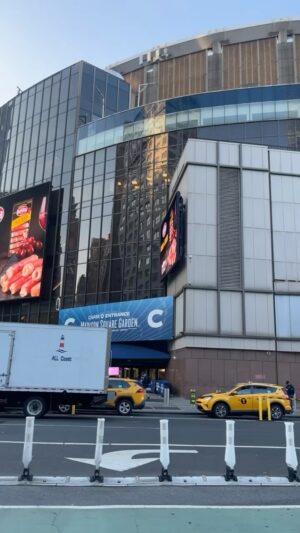 Jared Gordon Instagram - My boy @aqfinest13 sent me this video today standing outside of Madison Square Garden as a reminder of how grateful I should be for where I am today as opposed to being  where I was a while back as a full blown drug addict shooting dope around the vicinity of MSG. He was with me for my last fight at MSG supporting me. He is also sober. It’s possible for anyone. Thank you Bobby ❤️⚡️
.
.
.
#sober #addict #MSG