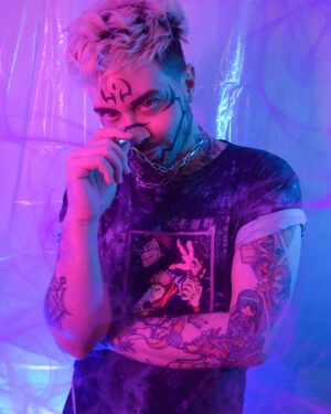 Jaremi Carey Instagram - 許可なく見上げるな 😈