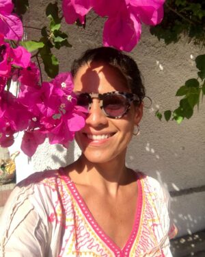 Jasmin Gerat Instagram - ✌🏼 Holá Chicas y Chicos 🌸#flowerpower #bouganvillia #happyhippo #sommerferien #nofilterneeded #selfie