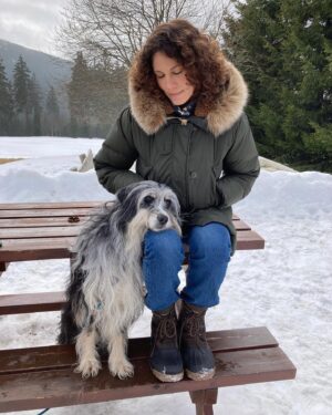 Jasmin Gerat Instagram - It’s Love! Endlich Hundemama. Für unseren Xmas Film. Coming soon. @zdf @producersatwork @esthergronenborn  @hansenmanagement ❤️
#fakefur #thedogsarealright