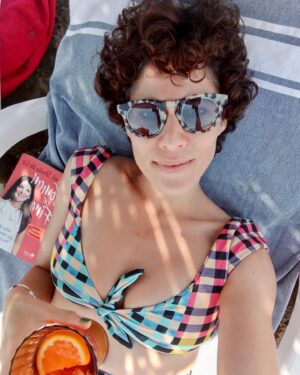 Jasmin Gerat Instagram - der Klassiker: kaum im Urlaub, krank. So richtig. Schachmatt. Jetzt käsig unterm Schirm, dankbar und demütig, dass alles wieder funktioniert und meine Familie mich stützt und aufpäppelt, komme was wolle. #lafamilia #überalles❤️