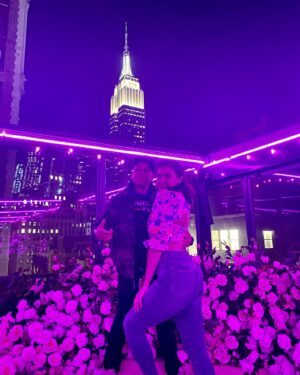 Jasmine Pierce Instagram - ✨Goodbye 46!✨You were a season. Scroll to the end to see the world’s bravest COVID officer tell Chappelle he can’t hug people or smoke in here. #SNL