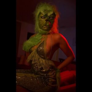 Jasmine Pierce Instagram - She’s a mean one…

📸: @jessnursephotography 
👗: @sheadaspinstudio 

Merry Christmas
💚 #TheGrinch