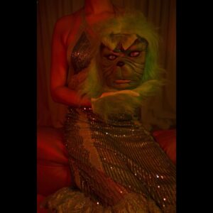 Jasmine Pierce Instagram - She’s a mean one…

📸: @jessnursephotography 
👗: @sheadaspinstudio 

Merry Christmas
💚 #TheGrinch