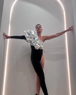 Jason A. Rodriguez Instagram - Performed last night for @bronxandbanco in someone’s custom piece. Can you guess who? 🐝
MUA: @marioartistry