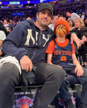 Jason Biggs Instagram - Thank you @nyknicks @thegarden for having us! Sid’s first game. I wish I could bottle up all the feelings, his and mine. Amazing night. Fan for life. 🙏🏀❤️
