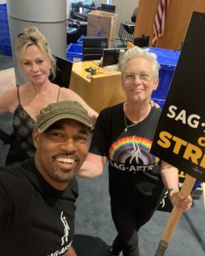 Jason George Instagram - #ittakesavillage 

Everybody is coming together in #solidarity for the #hotlaborsummer 

I joined @jamieleecurtis and @melaniegriffith to  help make signs because they don’t make themselves

Every @sagaftra member is chipping in to help make sure we get a #faircontractnow 

#sagaftrastrong !!