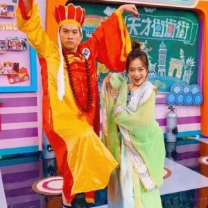 Jason Hsu Instagram - #天才衝衝衝
之前常常說要跟我一起去工作
我都跟她說爸爸在工作的時候很忙
可能會沒有時間照顧你
結果上次錄衝衝衝的時候
他們剛好在攝影棚附近就來探班
又剛好那天是端午節主題
我擔心這個剛好會不會讓Doreen認為
爸爸每次出去工作的時候
都是穿著這個法海的衣服😳😳😳😳😳

@chaochao1011 
@geniusgogogo 

#許孟哲趙孟姿 #doreenAnfLiam
#天才衝衝者 #探班