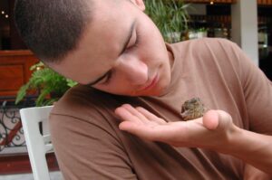 Jason Isaacs Instagram - On this day, March 25th 2001. #BlackhawkDown @OrlandoBloom nurses an injured baby bird for days until it was safe to fly off. We arrived in Morocco as a bunch of actors, we left - most of us - as a band of brothers. Some were famous before, some were famous afterwards, some were just wonderful actors then and now.  All of us were grateful to be part of honoring these men. #RLTW
#Lockdown day 3.