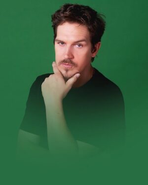Jason Mewes Instagram - This 8 year old could have never predicted the life this 50 year old would have and if you want to hear more about his journey come to my A-Mewes-ing Stories @bricktowncomedy in Oklahoma City this weekend Thursday/Friday/Saturday 👉 Tickets at my *link in bio*