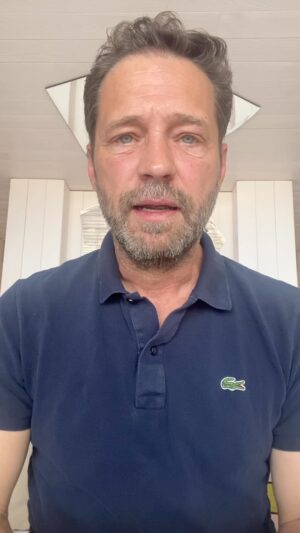 Jason Priestley Instagram - This Mother’s Day, I’ve partnered with @mccaincanada to help celebrate the moms that bring us together. Did you know that 77% of Canadian moms say they’re in less than half of their family photos? Let’s work together this Mother’s Day to get mom in the picture. Snap some photos of mom, and share McCain’s Mother’s Day tribute video with her at the link in my bio. #mothersday #mom #ad
