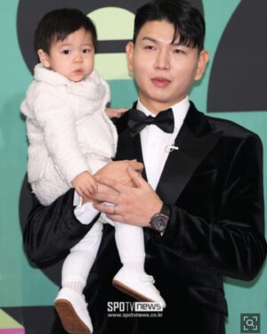 Jasson Instagram - 내가 준버뮈랑 레드카펫이라니!!!!!!!
세상에 마상에!!!!!!!! 😍😍🫶🏻🫶🏻