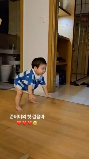 Jasson Instagram - 쭌바미가 두발로 걷다니!!!!!!!!!!!!!!!🚶‍♂️
#첫걸음마