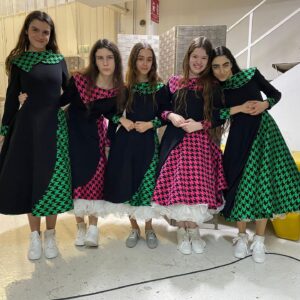 Javier Ambrossi Instagram - Carmen, Albert, Maca, Roger, Amaia, Valeria, Cristina, Mabel, Ània, Sara. Os llevo dentro para siempre ❤️ el capi 6 fue uno de esos momentos creativos mágicos en los que todo fluye desde el guion y todo es exactamente cómo uno había imaginado pero multiplicado por el talento de las actrices y el equipo.

Gracias por todos los comentarios sobre La Mesías. Me hace muy feliz. Solo queda un capi. Uf.