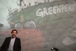 Javier Bardem Instagram - On this big 360º dome behind me @greenpeace projected last night all your powerful messages of support for scientists working on an Antarctic Ocean Sanctuary next to beautiful images of Antarctic landscapes and wildlife. Today, with the huge win on krill industry, we are one step closer to protecting the Antarctic. Thank you for making it possible.
.
.
.
Sobre esta cúpula de 360º anoche @greenpeace_esp proyectó todos los mensajes de apoyo que habéis enviado a los científicos y científicas que trabajan por un #SantuarioAntártico, junto a imágenes preciosas de los paisajes de la Antártida y su fauna. Hoy, con la victoria que hemos conseguido ante la industria del kril, estamos un paso más cerca de proteger el océano Antártico. Gracias por haberlo hecho posible.