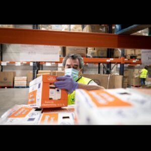 Javier Bardem Instagram - La enorme necesidad de alimentos para numerosas familias en situación de vulnerabilidad sigue creciendo diariamente en esta crisis. 
Son las administraciones públicas quienes deben hacerse cargo de dar respuesta a este tipo de situaciones de necesidad y como ciudadanos exigimos que cumplan con su deber.
Mientras esto no sucede, muchísimas personas colaboran a través de su trabajo, su voluntariado y su donativo para cubrir la enorme necesidad de alimentos para las familias mas necesitadas.
Las redes vecinales de Madrid han repartido alimentos desde el inicio de la crisis del coronavirus a más de 20.000 personas, más de 6.000 familias.
Plataformas como La Cuba y Somos tribu Vallekas, entre muchas otras; sumadas a asociaciones vecinales de múltiples barrios de Madrid y zonas de su comunidad hacen un trabajo encomiable en la ayuda a estas familias.
Nosotros queremos añadir nuestro grano de arena donando al Banco de Alimentos de Madrid y a Cruz Roja, que estan haciendo una extraordinaria labor humanitaria, con el deseo de poder echar una mano a 411 familias y que puedan recibir alimentación diaria por 3 meses.
Gracias a todos los trabajadores y trabajadoras de servicios sociales y voluntariado por vuestro esfuerzo y extraordinario trabajo.