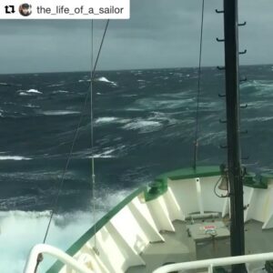 Javier Bardem Instagram - El pasaje de Drake, para much@s el mar más bravo del mundo, a través de un ojo de buey del Arctic Sunrise de @greenpeace ・・・
#Repost @greenpeaceships
・・・
Drake Passage through a porthole. Can you spot the bird?
#drakepassage #porthole #ocean #shiplife #antarctica #antarcticexpidition #greenpeace #sea #waves #birdwatching