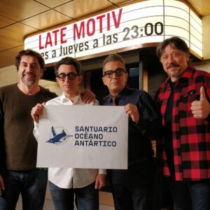 Javier Bardem Instagram - En una hora empezamos en  @latemotivcero con mi hermano @carlosbardemoficial @andreubuenafuente y @bertoromero. Súmate al #SantuarioAntartico #ProtectAntarctic