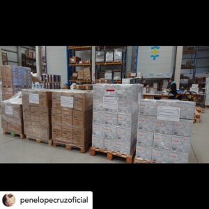 Javier Bardem Instagram - Después de muchos días buscando la manera de encontrar el material sanitario tan necesitado para poder comprar y donar a los hospitales, por fin, Penélope y yo hemos hallado una manera.
Gracias a la ayuda logística de Inditex hemos podido comprar 100.000 guantes de Nitrilo y 20.000 Mascarillas tipo FFP2, que hoy han llegado al hospital de La Paz en Madrid.
Aún con las enormes dificultades para obtener y llevar a sus destinos tales herramientas sanitarias fundamentales, tenemos la esperanza de que en un tiempo breve podamos donar otros materiales tan necesarios en esta crisis.
Gracias a todas y todos las heroínas y héroes anónimos que ponen en riesgo su propia salud para ayudar a curar y a mantener la salud de todos nosotros. Gracias!!!!
❤️🙏🙏
.
.
After days of searching for a way to locate medical supplies that are urgently needed in these difficult times so that we could buy them and donate them to hospitals, Penélope and I finally found a source. Thanks to the logistic help of Indetex, we have been able to buy 100.000 Nitrilo gloves and 20.000 surgical FFP2 masks ,which arrived today in La Paz hospital In Madrid.
Even with the enormous difficulties that obtaining these essential sanitary materials and getting them to their destination present, we are hoping to be able to donate more supplies, so essential in these critical times, in the coming days. Our gratitude goes out to all the anonymous heroes and heroines who risk their own health to help cure and maintain the health of us all. Thank you!!! 🙏❤️
.
.
#repost @penelopecruzoficial
.
.
#covid #covıd19 #coronavirus