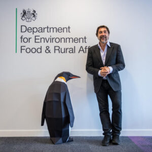Javier Bardem Instagram - Hoy me he reunido en Londres con el Ministro de Medio Ambiente británico @michael.gove.mp para discutir la creación de un #SantuarioAntártico. Estamos consiguiendo fraguar el momento político perfecto para proteger la Antártida #ProtectAntarctic
.
Delighted to meet UK Environment Secretary @michael.gove.mp today to discuss an Antarctic Ocean Sanctuary. I feel the political momentum building to #ProtectAntarctic