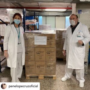 Javier Bardem Instagram - Después de muchos días buscando la manera de encontrar el material sanitario tan necesitado para poder comprar y donar a los hospitales, por fin, Penélope y yo hemos hallado una manera.
Gracias a la ayuda logística de Inditex hemos podido comprar 100.000 guantes de Nitrilo y 20.000 Mascarillas tipo FFP2, que hoy han llegado al hospital de La Paz en Madrid.
Aún con las enormes dificultades para obtener y llevar a sus destinos tales herramientas sanitarias fundamentales, tenemos la esperanza de que en un tiempo breve podamos donar otros materiales tan necesarios en esta crisis.
Gracias a todas y todos las heroínas y héroes anónimos que ponen en riesgo su propia salud para ayudar a curar y a mantener la salud de todos nosotros. Gracias!!!!
❤️🙏🙏
.
.
After days of searching for a way to locate medical supplies that are urgently needed in these difficult times so that we could buy them and donate them to hospitals, Penélope and I finally found a source. Thanks to the logistic help of Indetex, we have been able to buy 100.000 Nitrilo gloves and 20.000 surgical FFP2 masks ,which arrived today in La Paz hospital In Madrid.
Even with the enormous difficulties that obtaining these essential sanitary materials and getting them to their destination present, we are hoping to be able to donate more supplies, so essential in these critical times, in the coming days. Our gratitude goes out to all the anonymous heroes and heroines who risk their own health to help cure and maintain the health of us all. Thank you!!! 🙏❤️
.
.
#repost @penelopecruzoficial
.
.
#covid #covıd19 #coronavirus