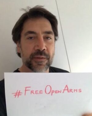 Javier Bardem Instagram - ¿En qué mundo vivimos que a los verdaderos héroes se los trata de criminales? ¿En manos de quién estamos que salvar a otros seres humanos de la muerte es un delito? Son preguntas retóricas. Todos sabemos las repuestas. Por eso es fundamental apoyar, cada uno como crea y pueda, a la gente buena que nos devuelve la dignidad como especie, gente como @proactivaopenarms 🤗❤️
#freeopenarms ・・・
Sea rescue is not a crime #freeopenarms Missió 43!