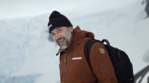 Javier Bardem Instagram - Subiendo a visitar una colonia de pingüinos barbijos con @greenpeace_esp @carlosbardemoficial y tripulantes del #arcticsunrise Una larga caminata por la nieve para observarlos en paz, en su hábitat natural. La belleza sin filtros de la naturaleza, que conmueve, que nos obliga a luchar por ella. Tenemos que relacionarnos con ella desde el máximo respeto. Es nuestro derecho, privilegio, obligación y responsabilidad preservarla para las generaciones futuras.
Estas imágenes fabulosas son de @fabio.nascimento !!!
Entra, únete y firma en:
protecttheantarctic.org
.
.
.
Climbing a hill to visit a colony of chinstrap penguins with @greenpeace_esp @carlosbardemoficial and the crew of #arcticsunrise. A long walk through the snow to observe the animals in peace, in their natural habitat. Beauty without filters, the beauty of nature that forces us to fight for it. We have to relate to nature with the utmost respect. It is our right, privilege, obligation and responsibility to preserve it for future generations.
These fabulous images are from @ fabio.nascimento !!!
Sign in, join and sign in:
protecttheantarctic.org .
.
.
#protectantarctic #santuarioantartico #nohayplanetab porque #nohayplanetab