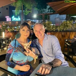 Javier Delguidice Instagram - Querida familia y  amigos de siempre. El 2024,  nos permita 365 días de salud, estar cerca y al lado de nuestras familias compartiendo,  ayudándonos y sobre todo disfrutar de Quienes más nos aman. 
Este 2024 deseo de todo corazón que las oportunidades de poder lograr tus objetivos sean siempre las mejores,  que en el trabajo puedas crecer como profesional y como persona. Construir nuestra felicidad al margen de lo que cualquier otra persona pueda diferir o perturbar, para lograr esos  deseos y sueños que te propongas. 
Con los años he aprendido que una fecha de celebración no cambia por completo ni en principio tu futuro. El futuro lo cambias tú con acciones, decisiones,fortalezas  aún con las adversidades  que puedan aparecer, para hacer de cada día una mejor persona, un mejor padre, un mejor hermano,una mejor pareja. 
Que Dios proteja tú hogar,  que lluevan  bendiciones, que todo aquello que te  propongas hacer puedas lograrlo, siempre  agradecidos de poder vivirlo, de poder transitar este camino que nos viene por delante. 
Mil bendiciones para cada uno y sus  hogares, con el cariño de siempre,  Javier y Rosmery.  Feliz 2024.