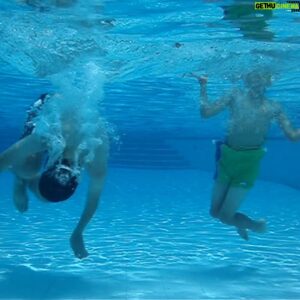 Javier Delguidice Instagram - Mis pequeños delfines !! hace ya varios años atrás . disfrutar con los hijos es el mejor tiempo que te puedes regalar . Este par no salian de la piscina ni con cable remoto. días felices ,días que no vuelven pero que se quedan en el corazon y en el alma. kualamana colombia 2006