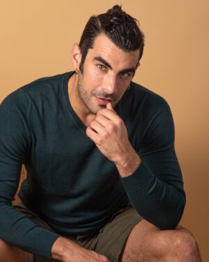 Javier Jattin Instagram - Mmm, espera pienso. 
No lo pienses tanto.
Hazlo.
📸: @sandrakai_foto 
.
.
.
.
#JavierJattin #photobook #Book #actor