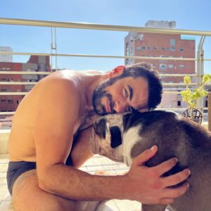 Javier Jattin Instagram - Quiero una vida de perro. @elflojozeus 
.
.
.
.
.
#JavierJattin #petlovers #dogs #dogsofinstagram #perro #domingo #sunday #sunnyday #bulldogingles #mascota