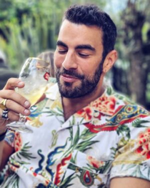 Javier Jattin Instagram - Disfruta tu vida hasta la última gota.
.
Mi camisa: @wananah_clothing
.
.
.
.

#JavierJattin
#beber #relax #drink #cerveza