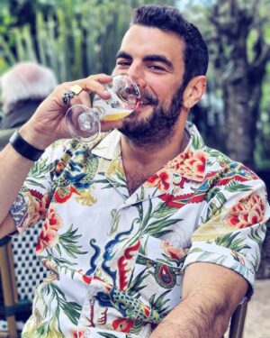 Javier Jattin Instagram - Disfruta tu vida hasta la última gota.
.
Mi camisa: @wananah_clothing
.
.
.
.

#JavierJattin
#beber #relax #drink #cerveza