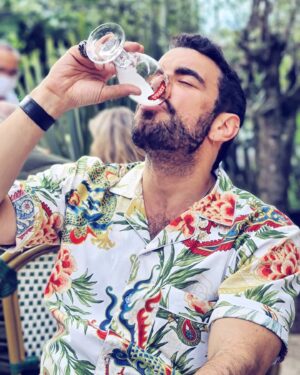 Javier Jattin Instagram - Disfruta tu vida hasta la última gota.
.
Mi camisa: @wananah_clothing
.
.
.
.

#JavierJattin
#beber #relax #drink #cerveza
