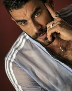 Javier Jattin Instagram - Un día para pensarlo bien.
.
.
.
Fotón de @delvecchio21
Makeup: @diegosastoquemakeup
Styling: @pausan2015
Manager: @vtg_digital 
Accesorios: @gypsyjoyas
Prensa: @camilitasalazar @marcogemezca