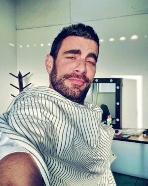 Javier Jattin Instagram - Cara de estar haciendo lo que más amo. 
Aunque sea festivo. 
Mucha luz para todos familia!!
.
.
.
.
.
.
#JavierJattin #actor #camerino #set #festivo #enjoy